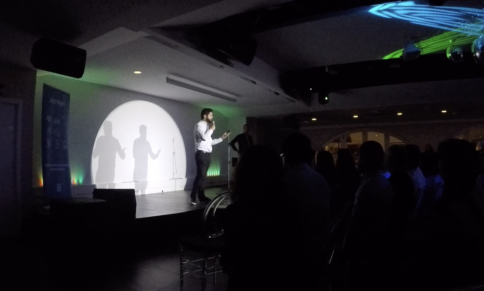 Ricardo Cardoso a dar uma palestra para uma audiência.
